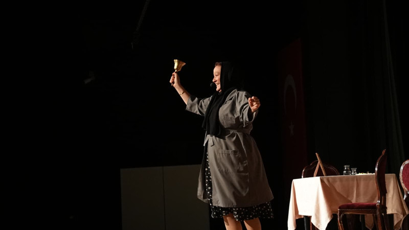 Adile Naşit'in Kahkalarının Ardındanki Hüzün Sahneye Taşındı