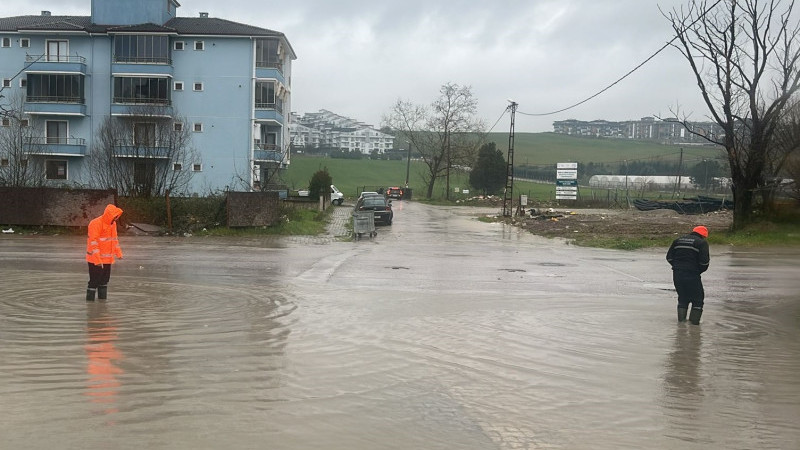 Yalova Belediyesi'nden Yağış Mesaisi