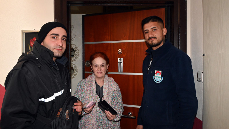 Temizlik Personellerinin Bulduğu Cüzdan Sahibine Teslim Edildi