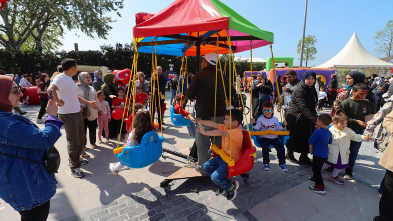 Yalova'da 23 Nisan Coşkusu Meydanı Şenlendirdi