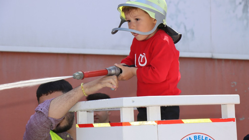 Minikler 23 Nisan'da İtfaiyeci Sertifikalarını Aldı