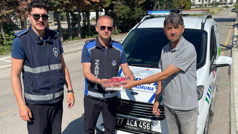 Belediye Personelinden Türk Bayrağı Hassasiyeti