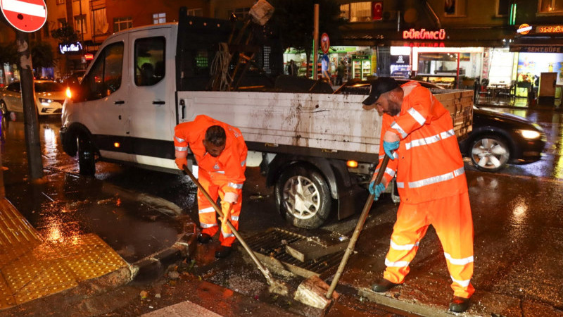 Yalova Belediyesi Ekiplerinden Sağanak Mesaisi