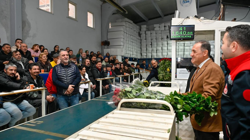 Vali Usta'dan Çiçek Mezatına Ziyaret