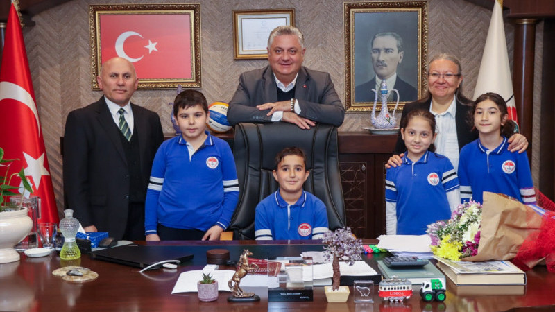 Başkan Gürel Koltuğunu Öğrencilere Emanet Etti