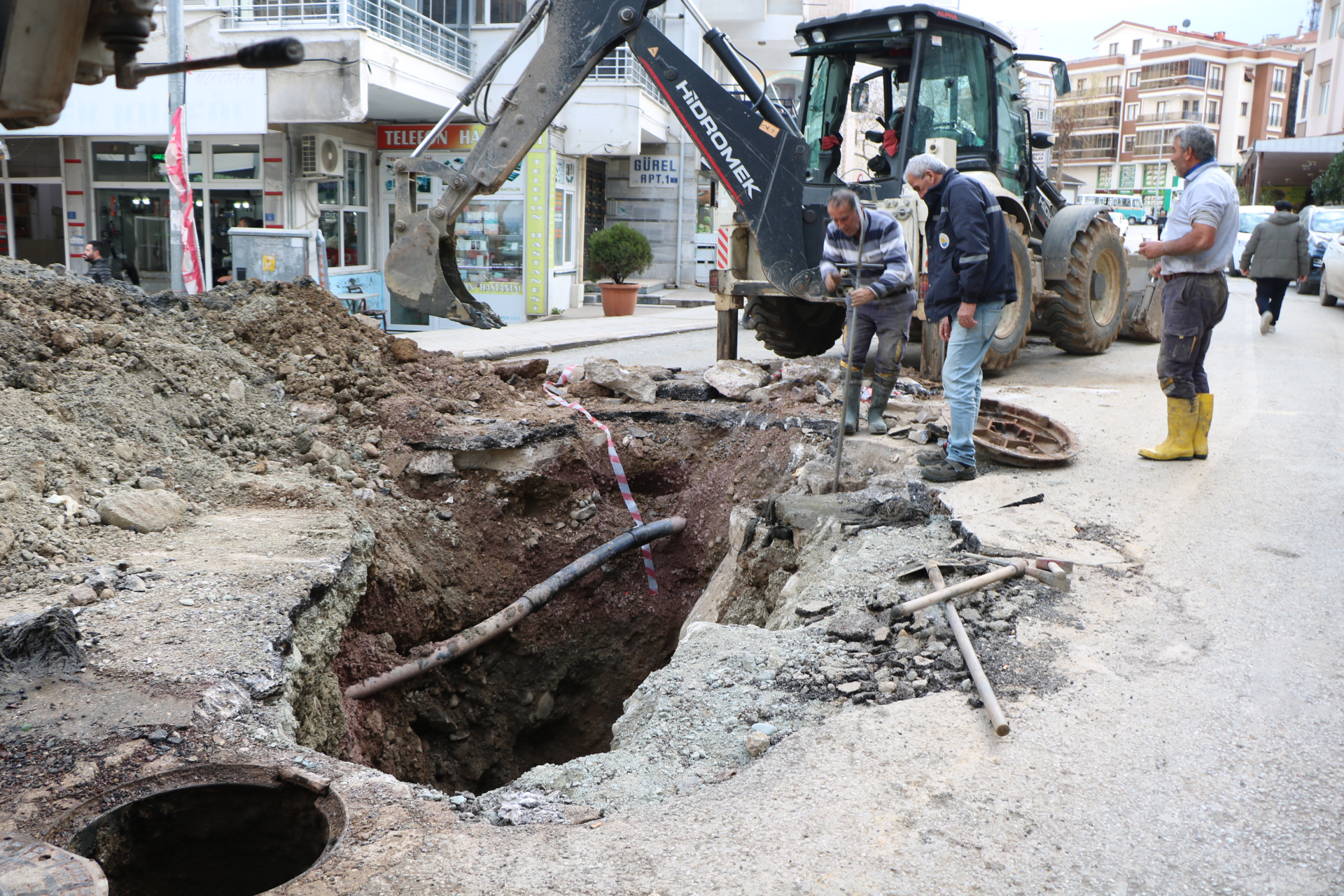 Turgut Kurt Caddesinde Kanalizasyon Hattı Çalışması